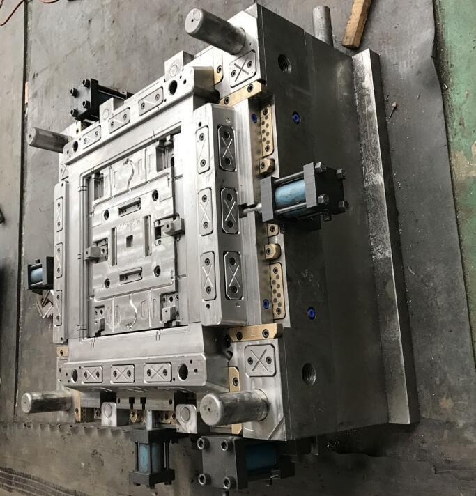 大型模具工廠 潤(rùn)滑油桶與塑料桶模具的專業(yè)制造